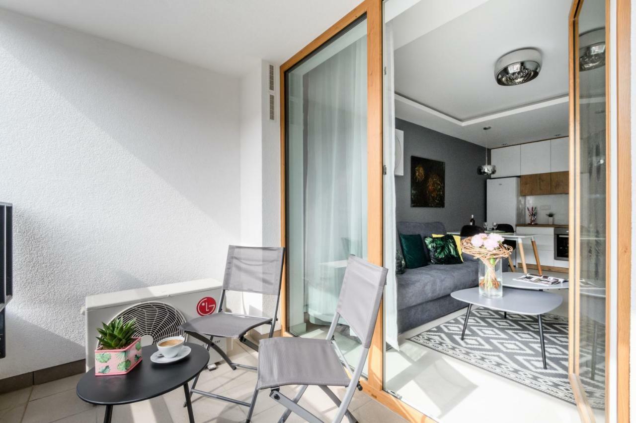 M&R Apartament Airport&Business Deluxe Cybernetyki 17 - Underground Garage - Free Wifi - Netflix - Air Conditioning - Self Check-In, Close By Chopin Airport Warsaw Luaran gambar